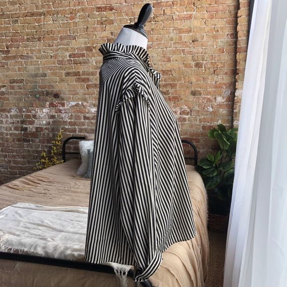 Who What Wear Striped Button Down Blouse Flutter Ruffle Sleeve Top - Picture 2 of 3